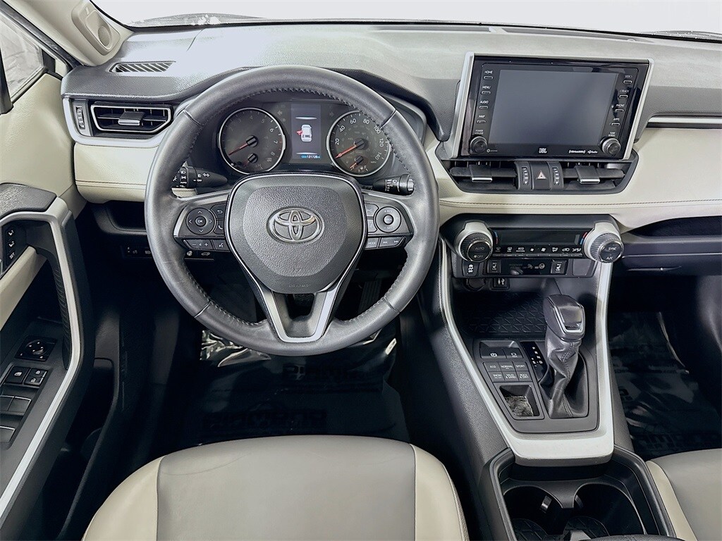 2019 Toyota RAV4 XLE Premium photo 3