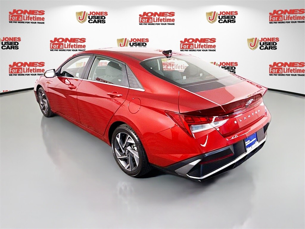2024 Hyundai Elantra SEL Convenience photo 2
