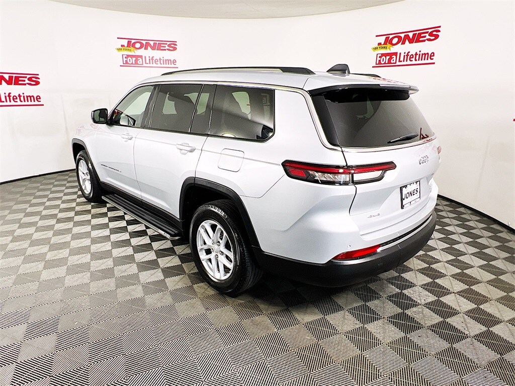 2023 Jeep Grand Cherokee Laredo photo 2
