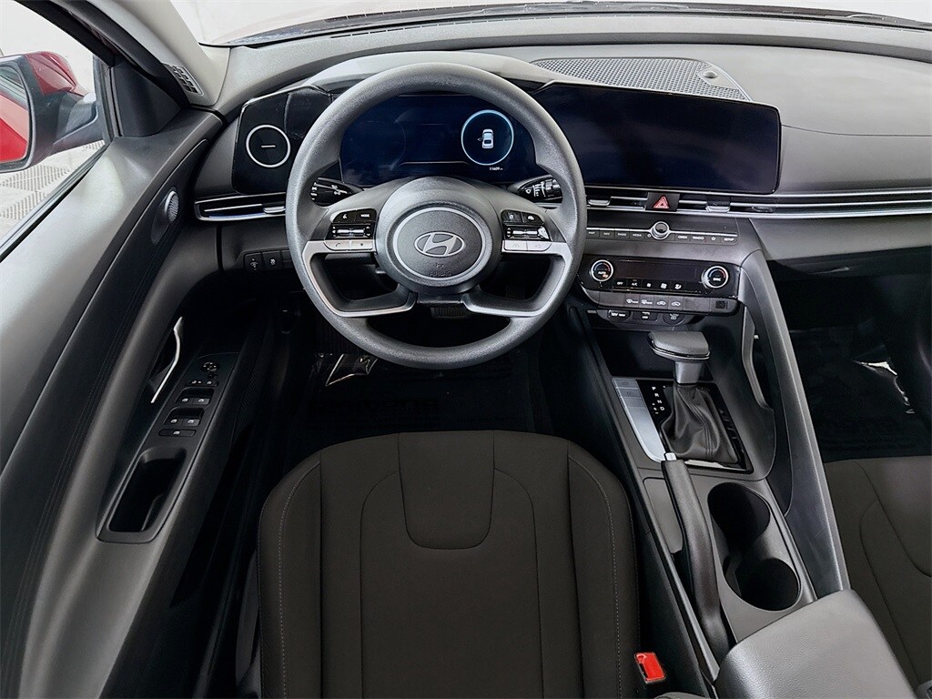2024 Hyundai Elantra SEL photo 3