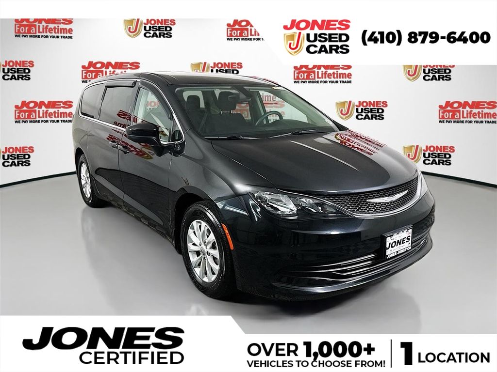 2017 Chrysler Pacifica Touring's photo