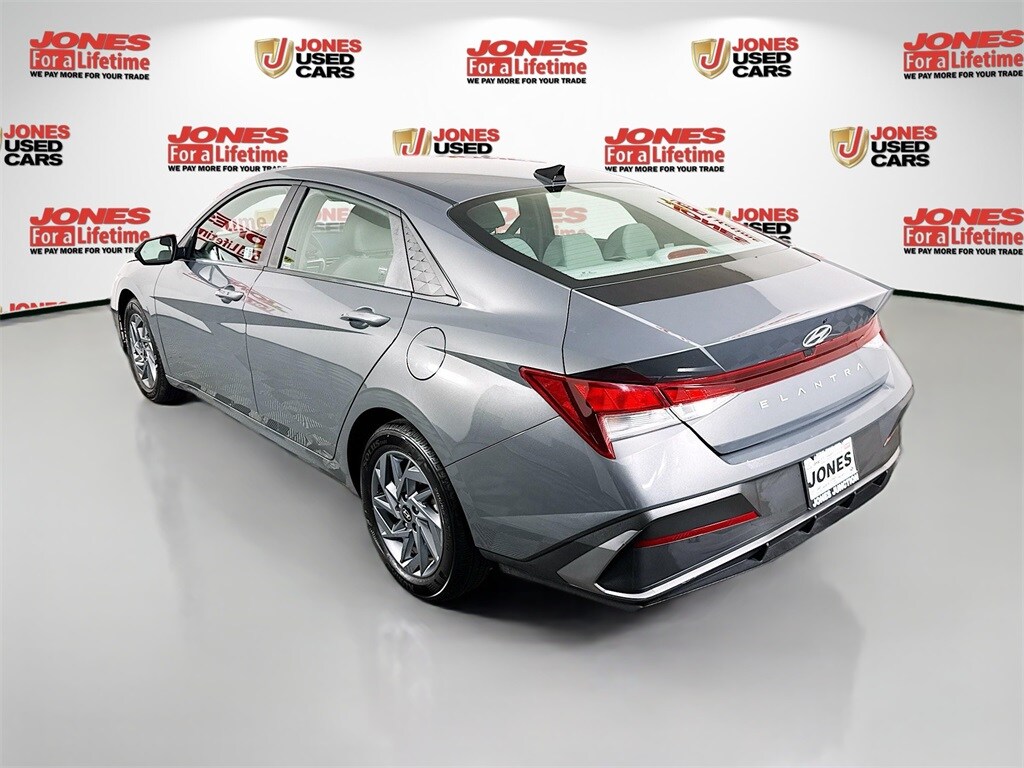 2024 Hyundai Elantra SEL photo 2