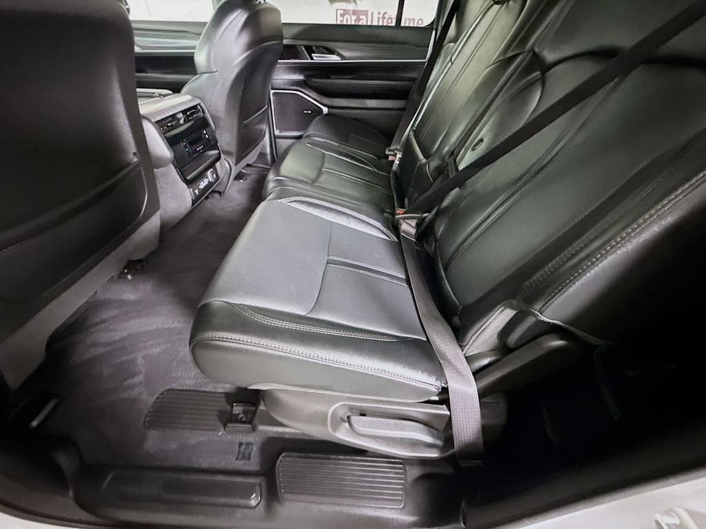 2024 Jeep Wagoneer L Series II - Photo 28