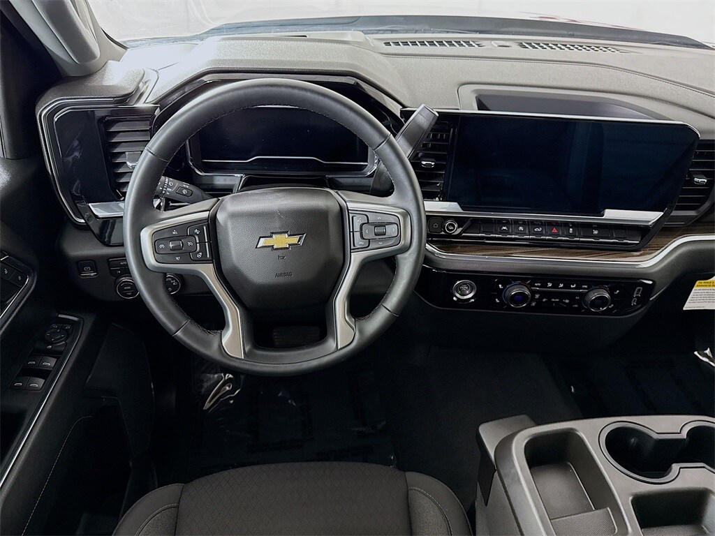 2023 Chevrolet Silverado 1500 LT photo 3