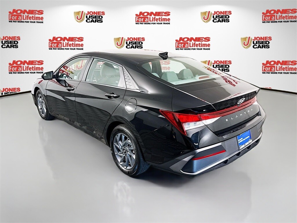 2024 Hyundai Elantra SEL photo 2