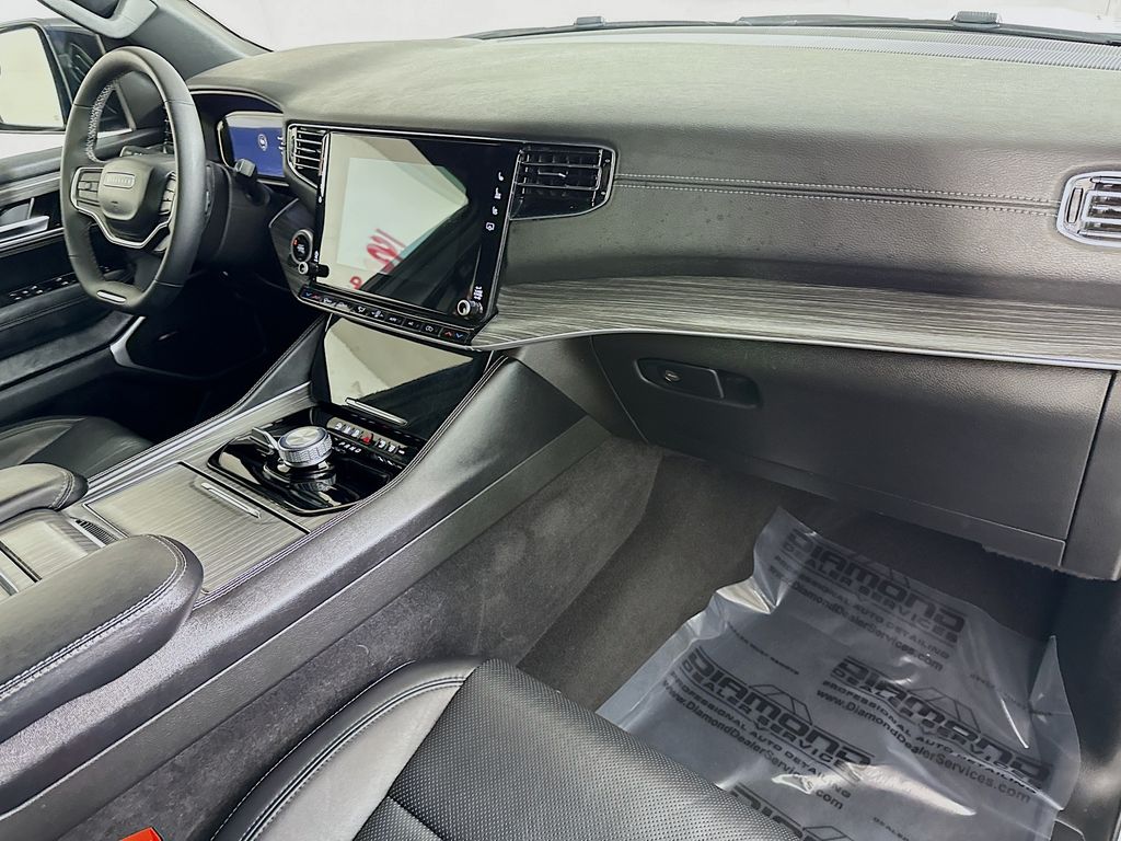 2024 Jeep Wagoneer L Series II - Photo 35