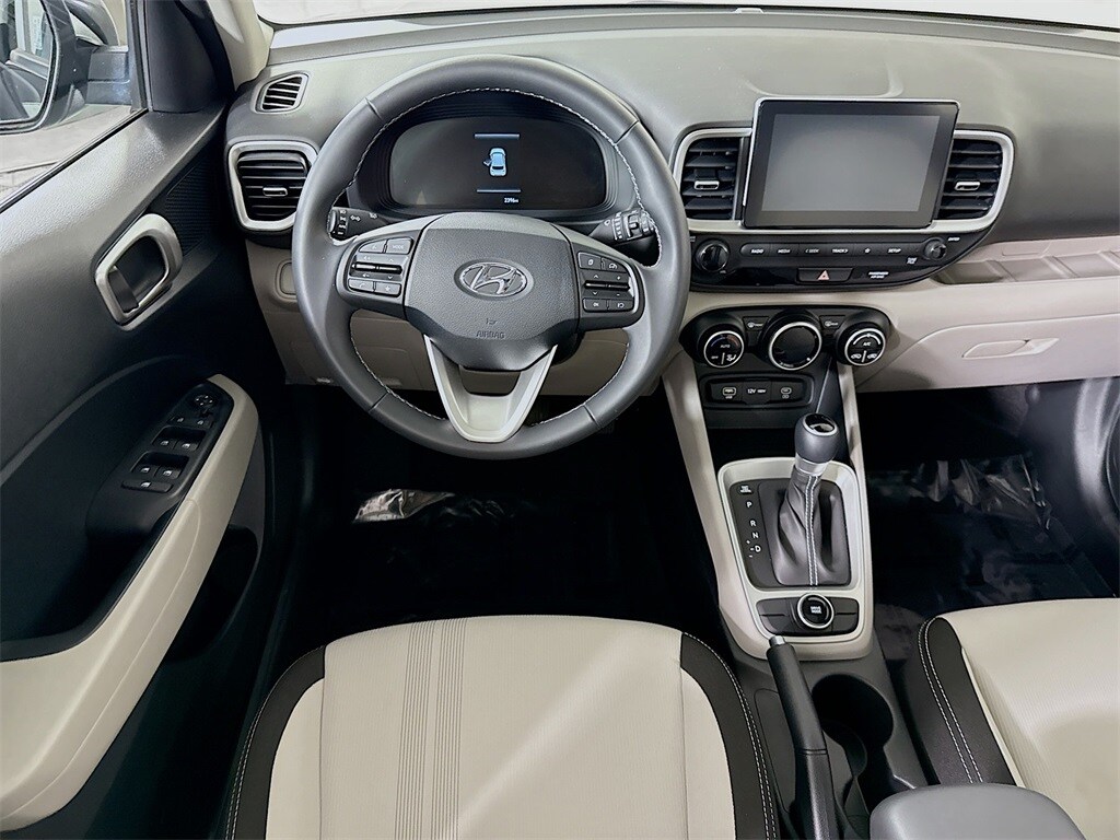 2024 Hyundai Venue SEL photo 3