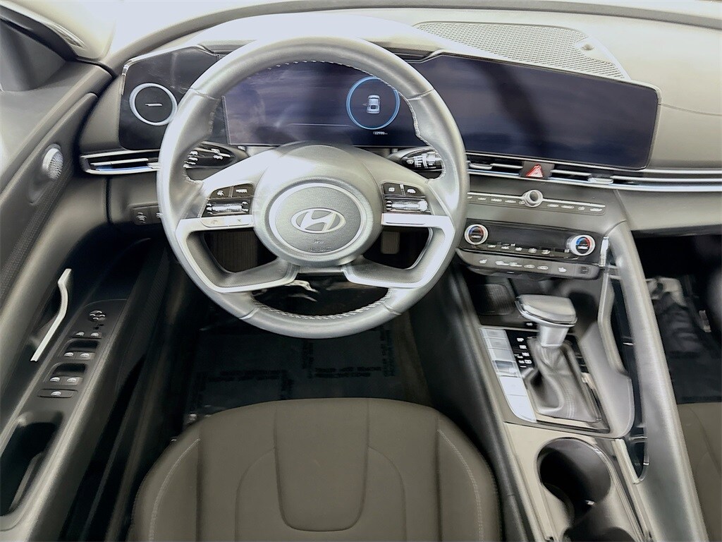 2024 Hyundai Elantra SEL Convenience photo 3