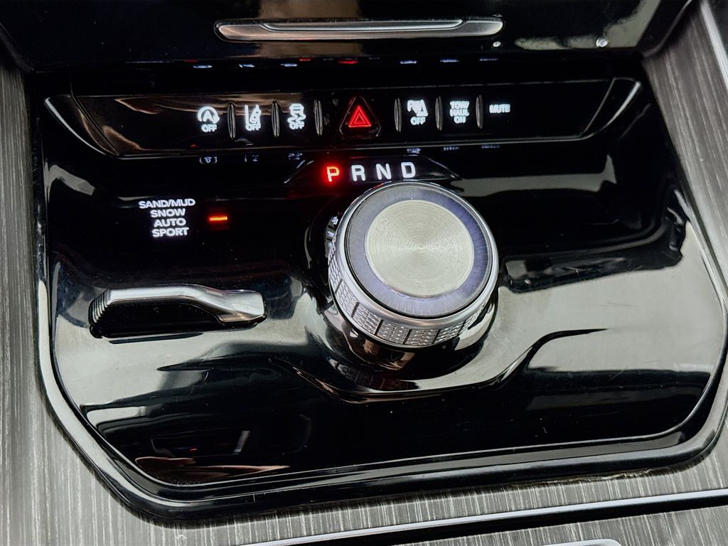 2024 Jeep Wagoneer L Series II - Photo 12
