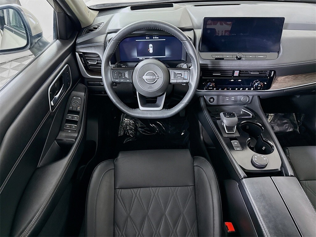 2024 Nissan Rogue Platinum photo 2