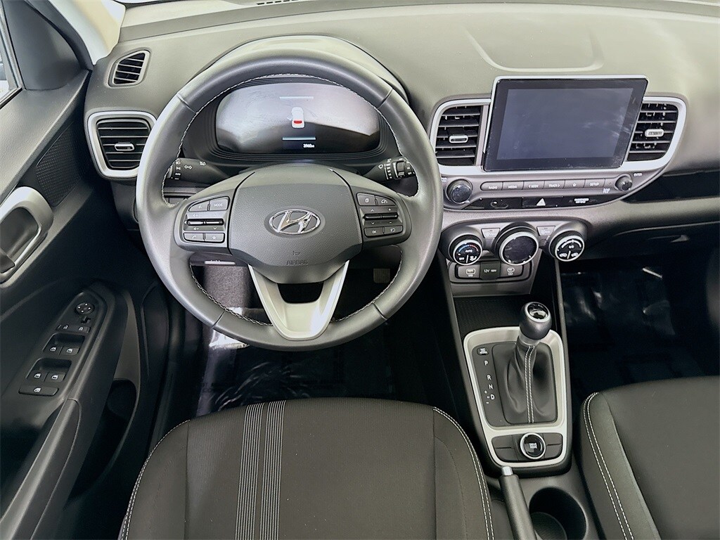 2024 Hyundai Venue SEL photo 3