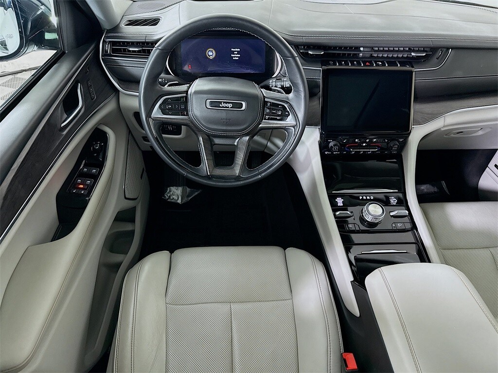 2023 Jeep Grand Cherokee Overland photo 2