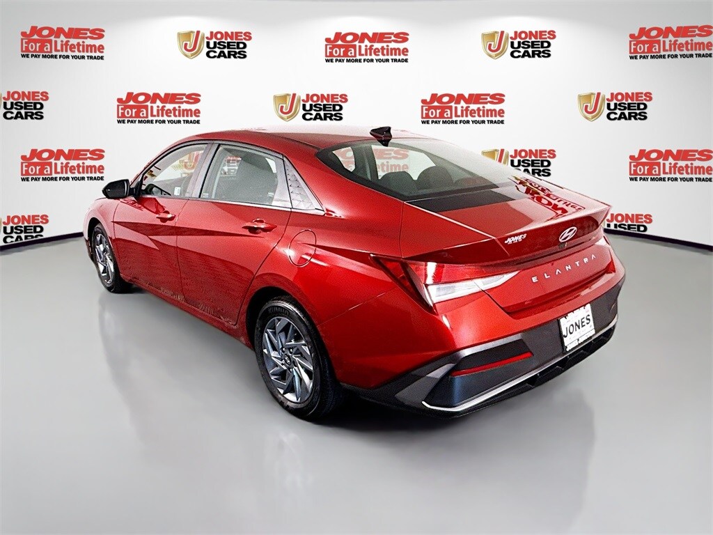 2024 Hyundai Elantra SEL photo 2