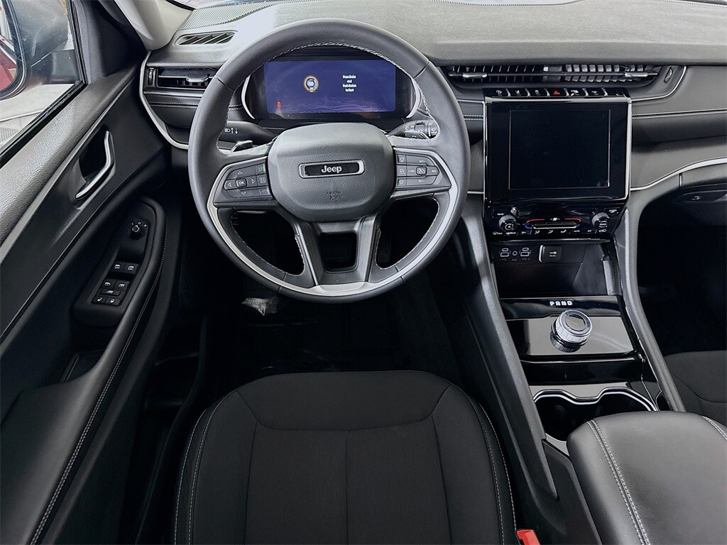 2023 Jeep Grand Cherokee Laredo photo 2