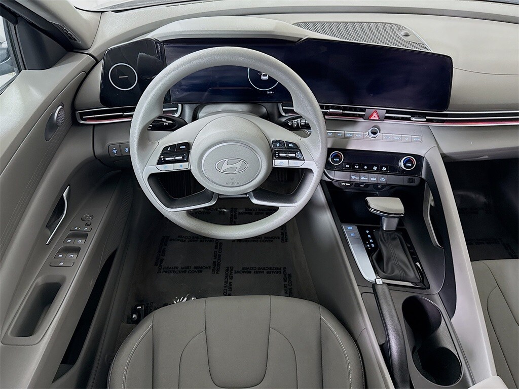 2024 Hyundai Elantra SEL photo 3