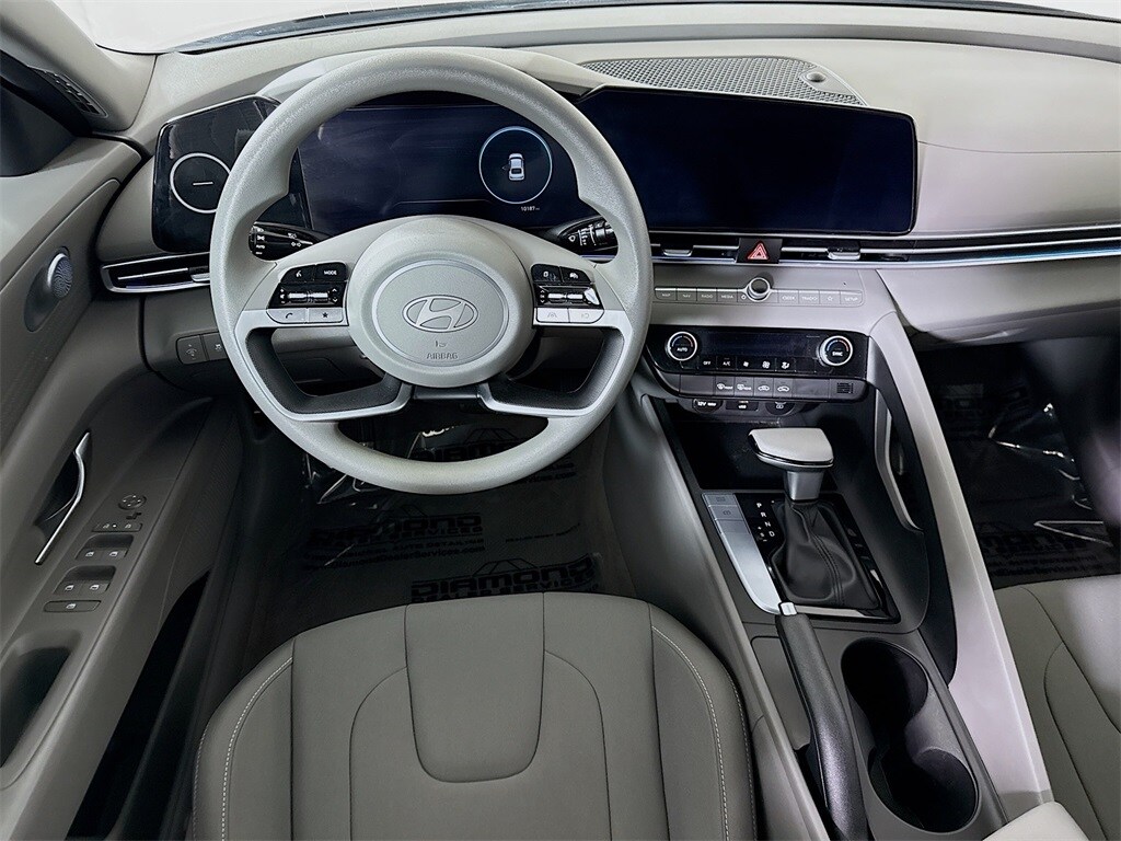 2024 Hyundai Elantra SEL photo 3