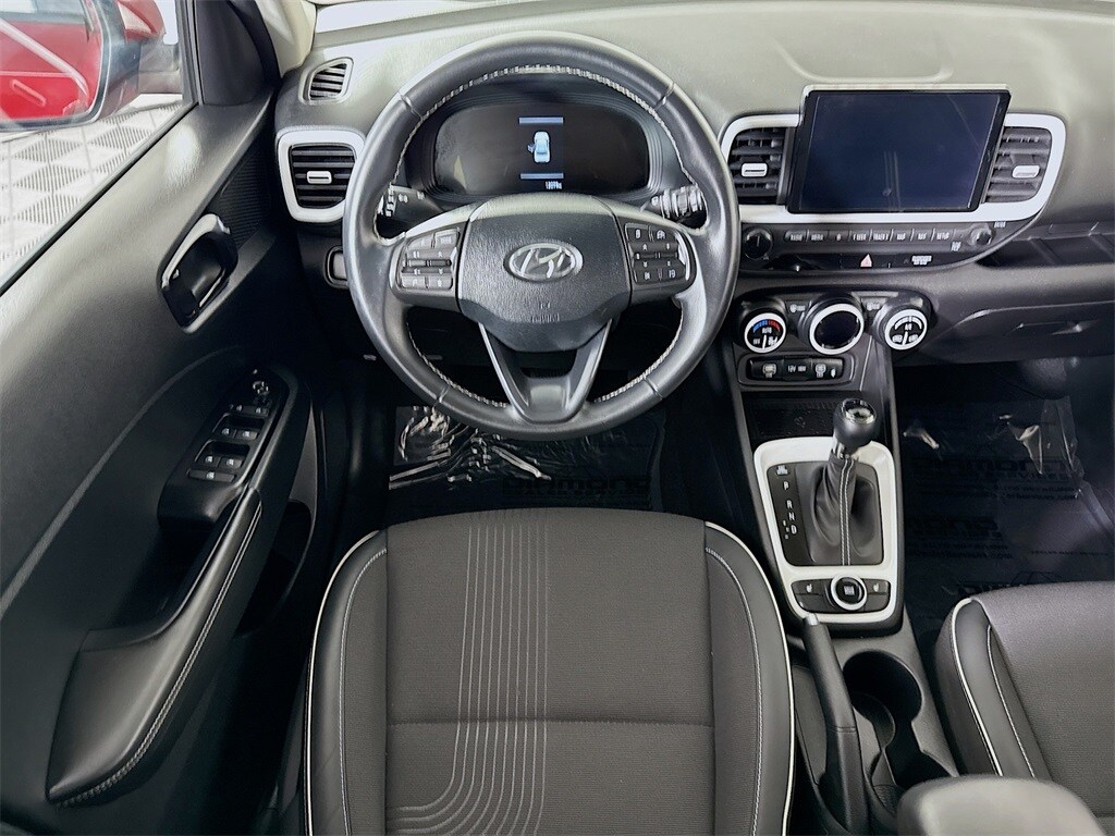 2024 Hyundai Venue Limited photo 3