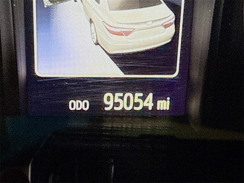 2016 Toyota Camry LE photo 2
