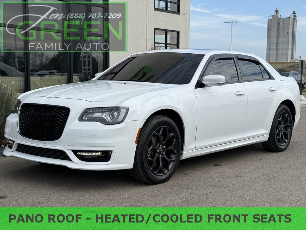 2023 Chrysler 300 Touring L's photo