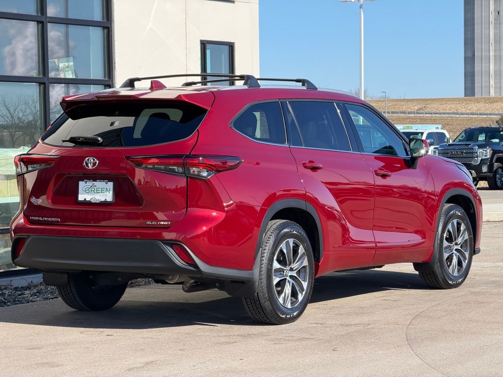2022 Toyota Highlander XLE - Photo 5