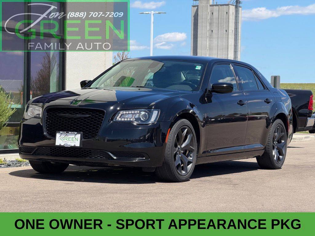 2023 Chrysler 300 Touring's photo