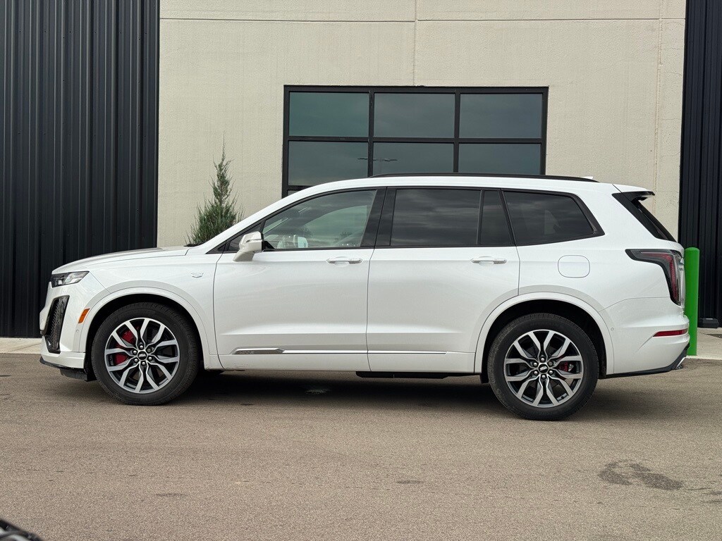 2023 Cadillac XT6 Sport photo 2