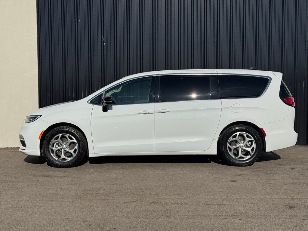 2024 Chrysler Pacifica Limited photo 2