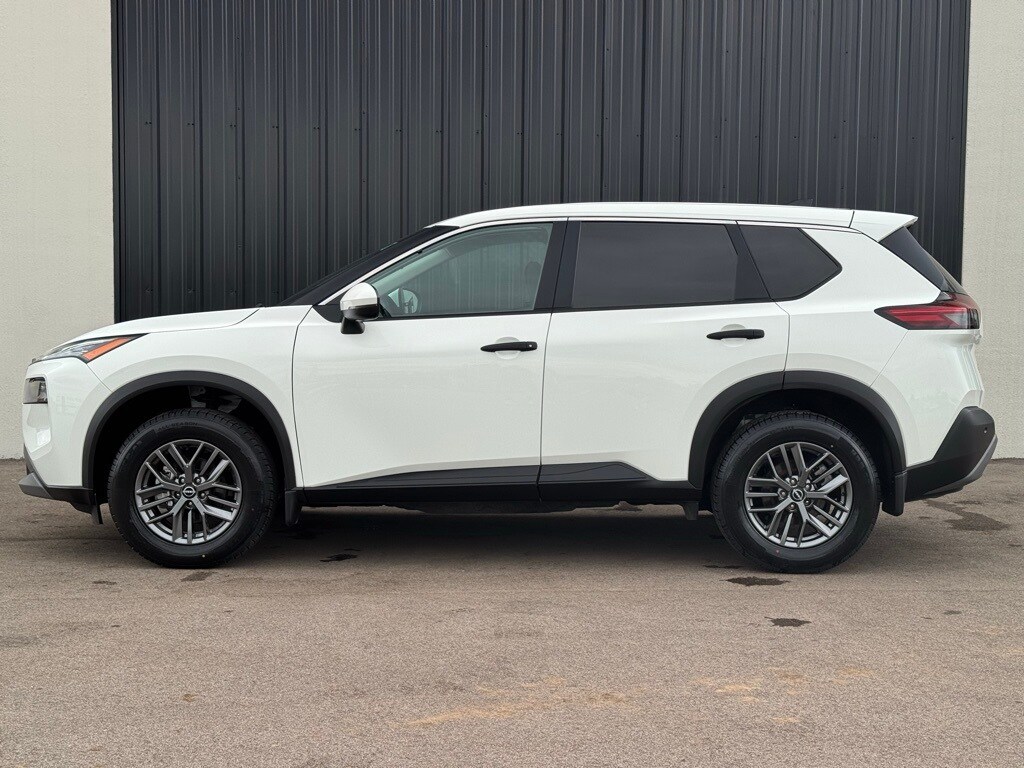 2022 Nissan Rogue S photo 2