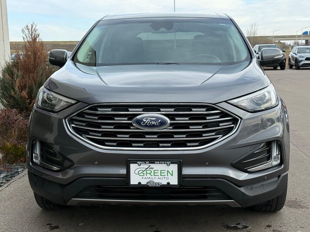 2022 Ford Edge Titanium photo 2