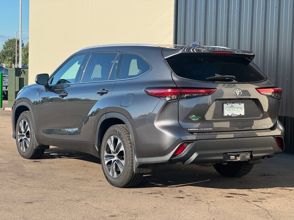 2022 Toyota Highlander XLE photo 2