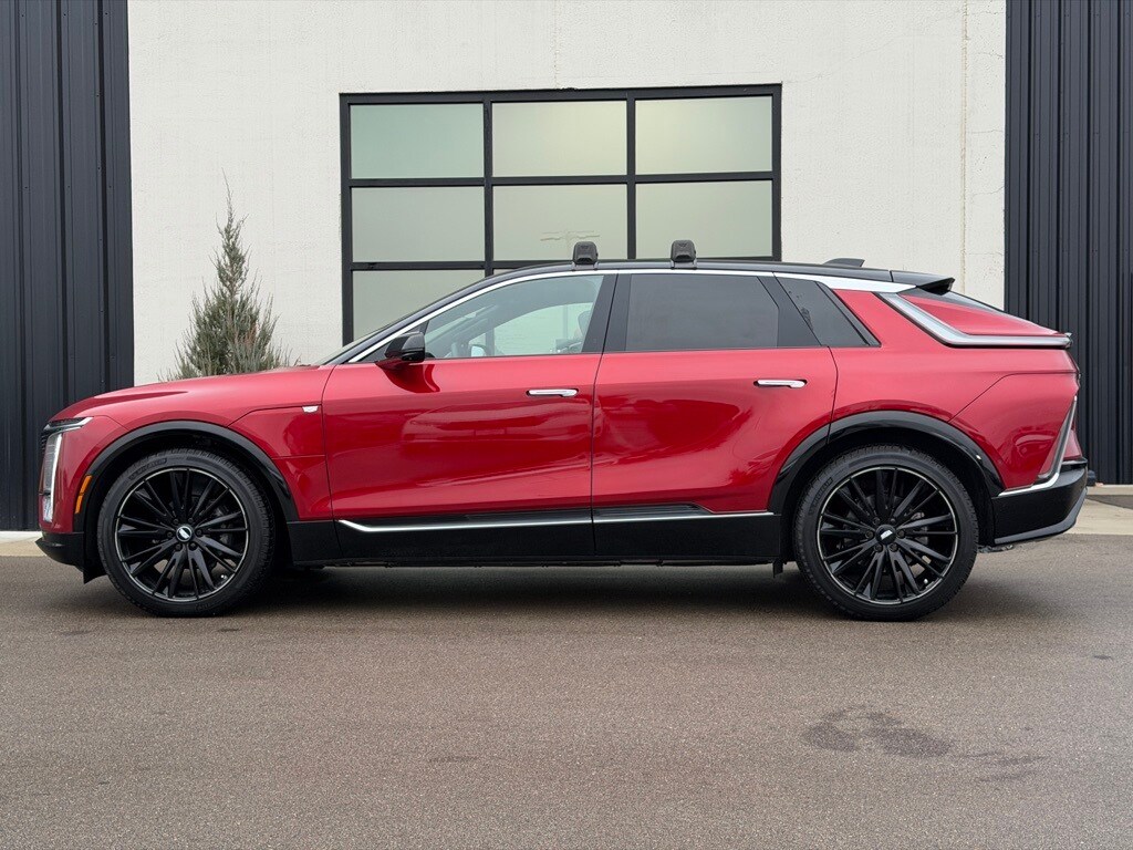 2025 Cadillac Lyriq Luxury photo 2