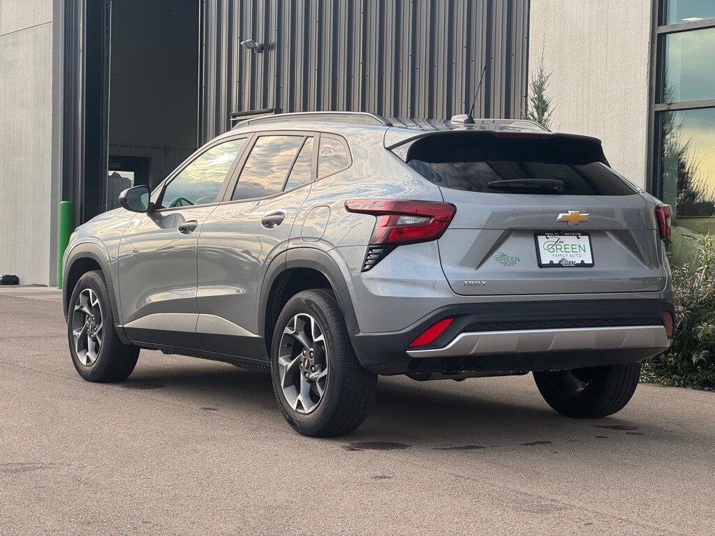 2024 Chevrolet Trax LT photo 2