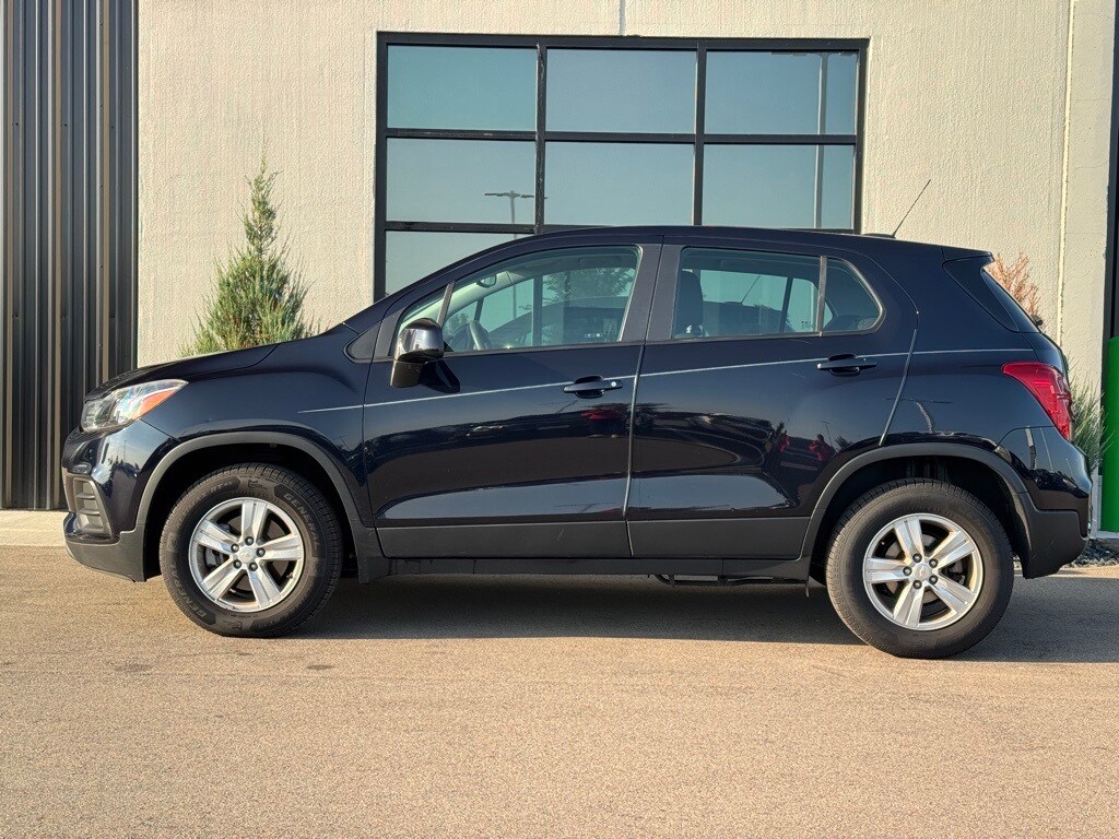 2022 Chevrolet Trax LS photo 2