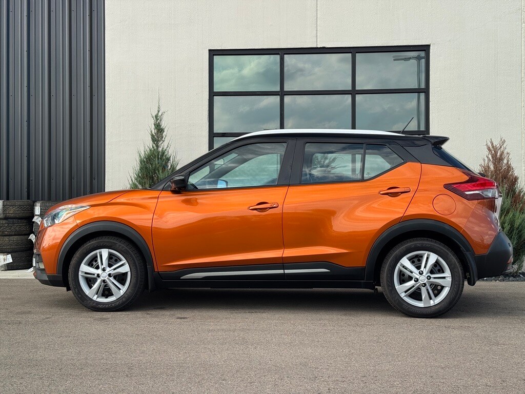 2020 Nissan Kicks SR photo 2