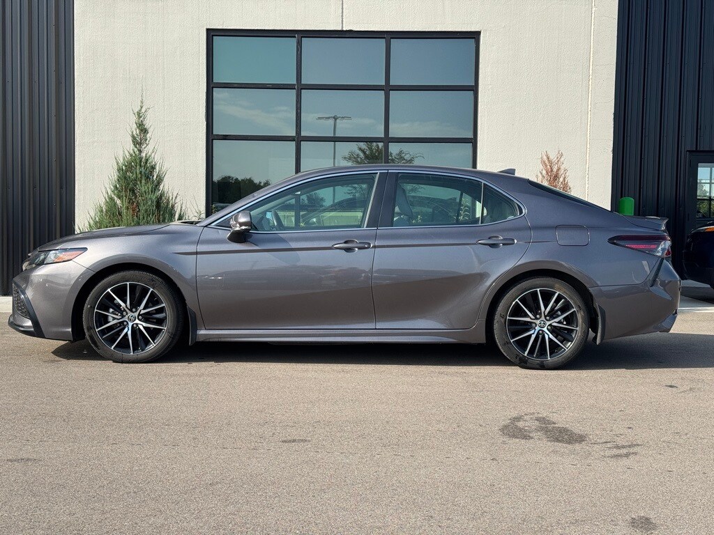 2024 Toyota Camry Hybrid SE photo 2