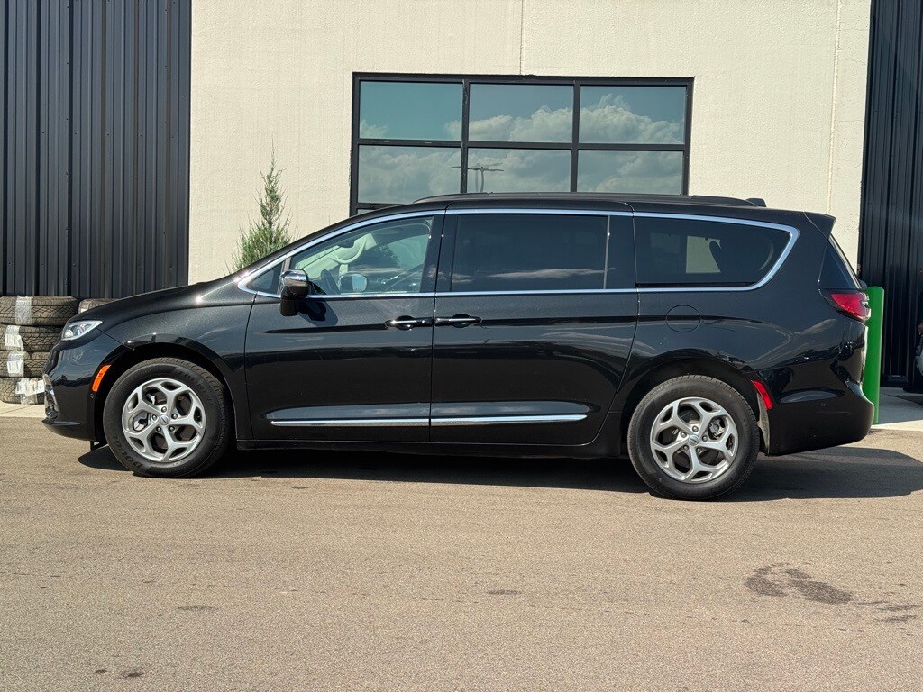 2022 Chrysler Pacifica Limited photo 2