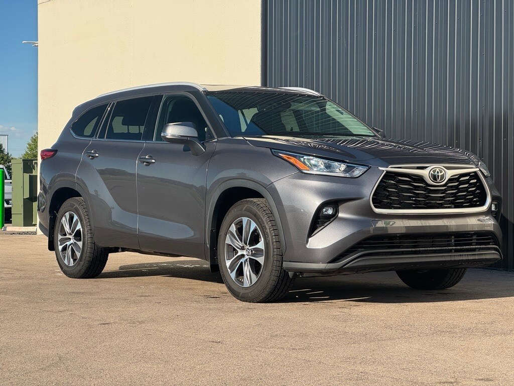 2022 Toyota Highlander XLE photo 3