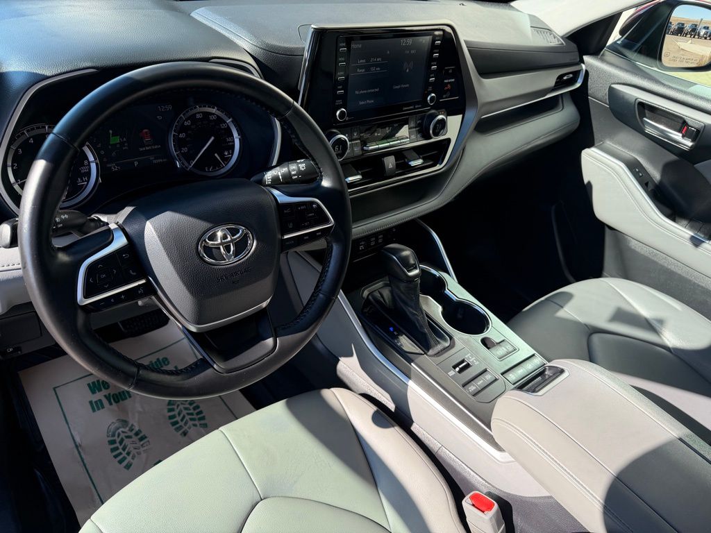 2022 Toyota Highlander XLE - Photo 12