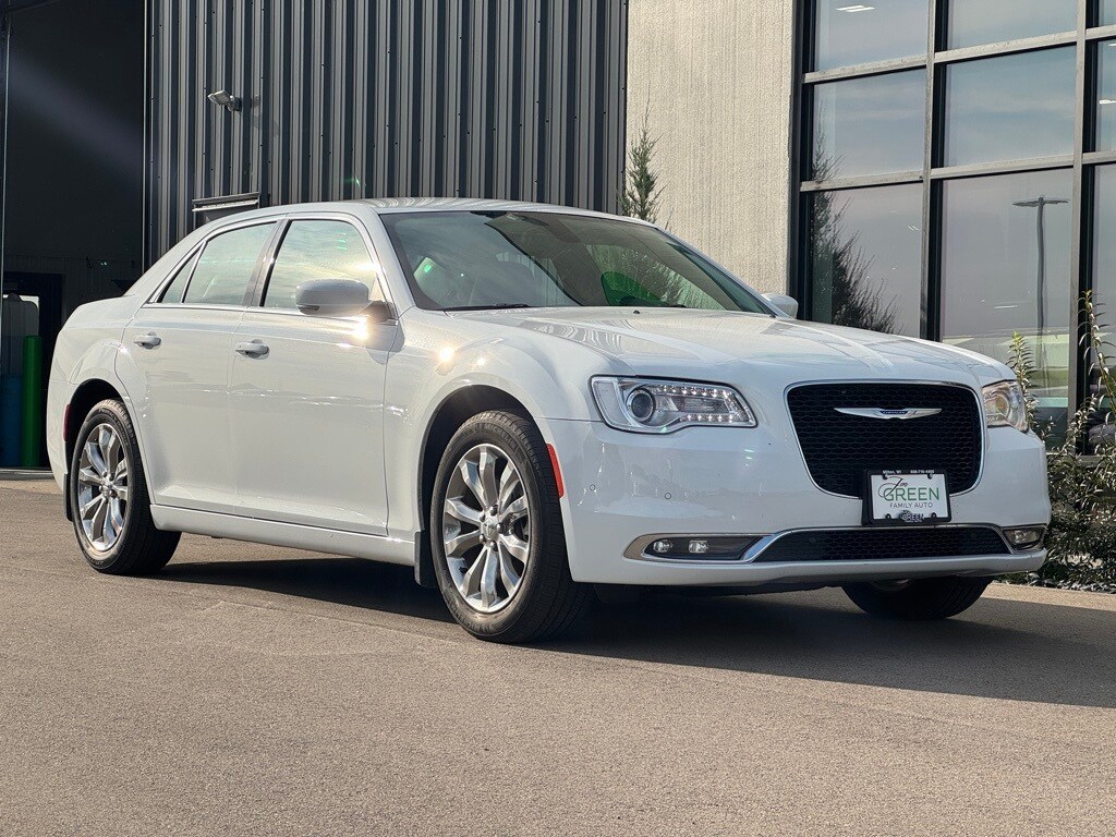 2021 Chrysler 300 Touring photo 2