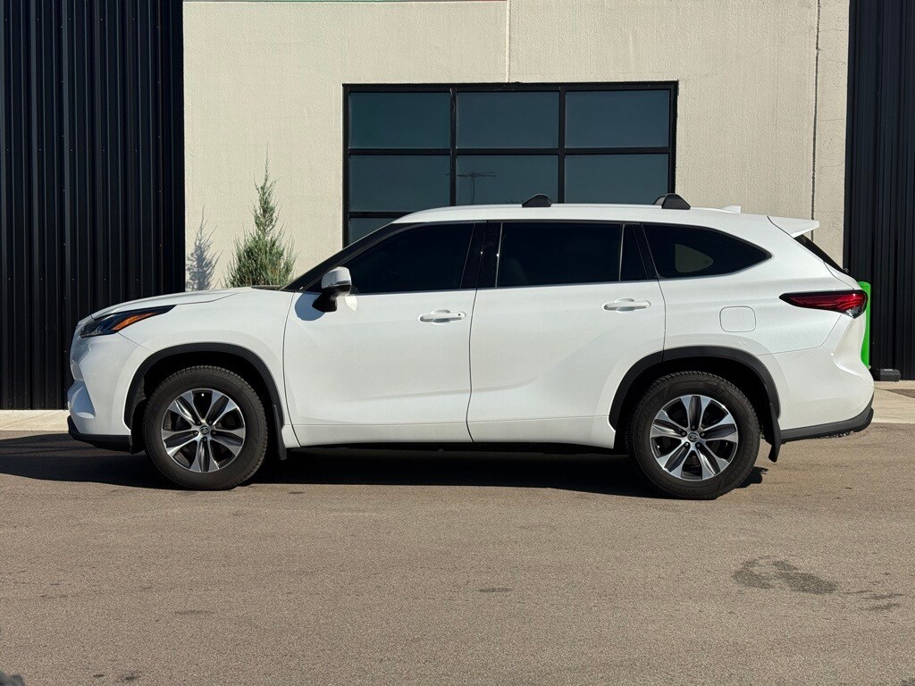 2022 Toyota Highlander XLE photo 2