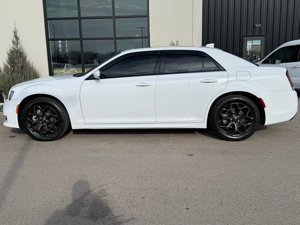 2023 Chrysler 300 Touring L photo 2