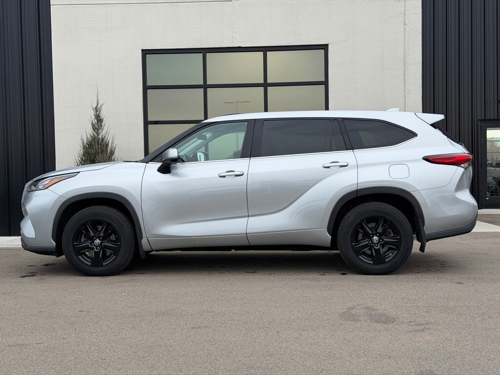 2020 Toyota Highlander LE photo 2