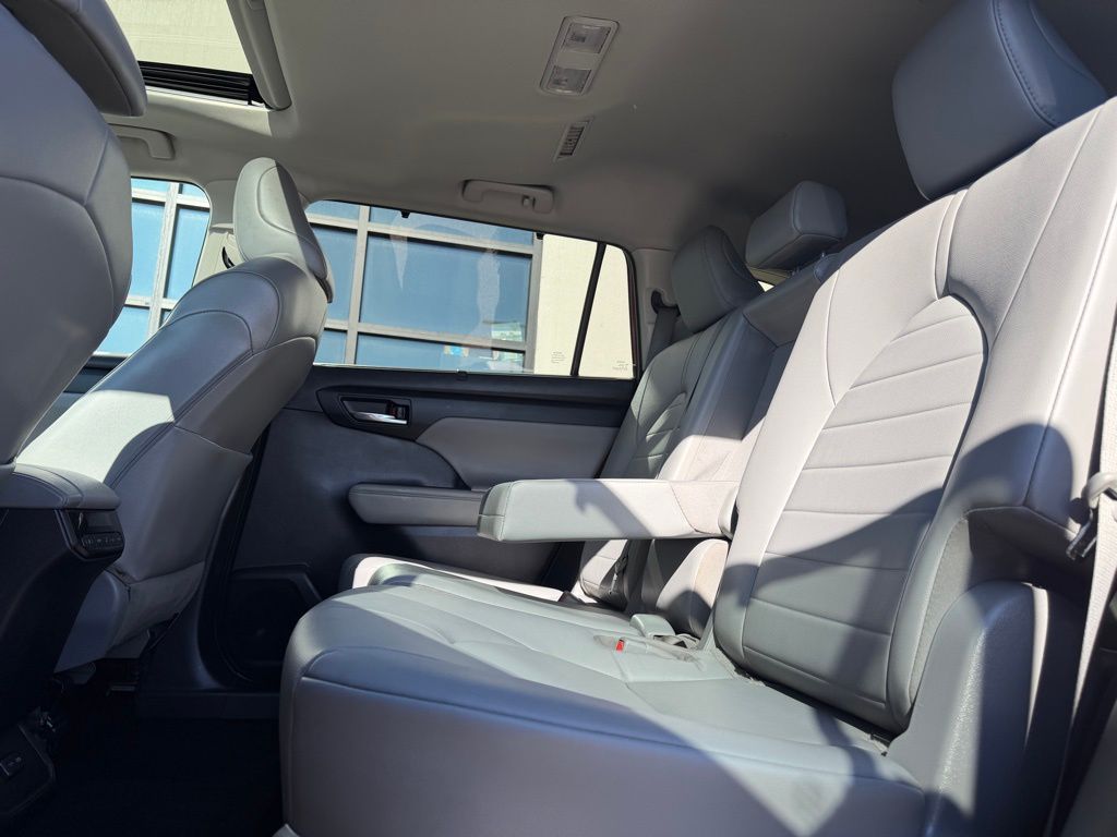 2022 Toyota Highlander XLE - Photo 23