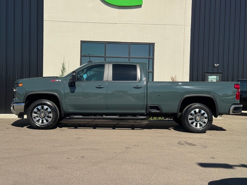 2025 Chevrolet Silverado 2500HD LT photo 2
