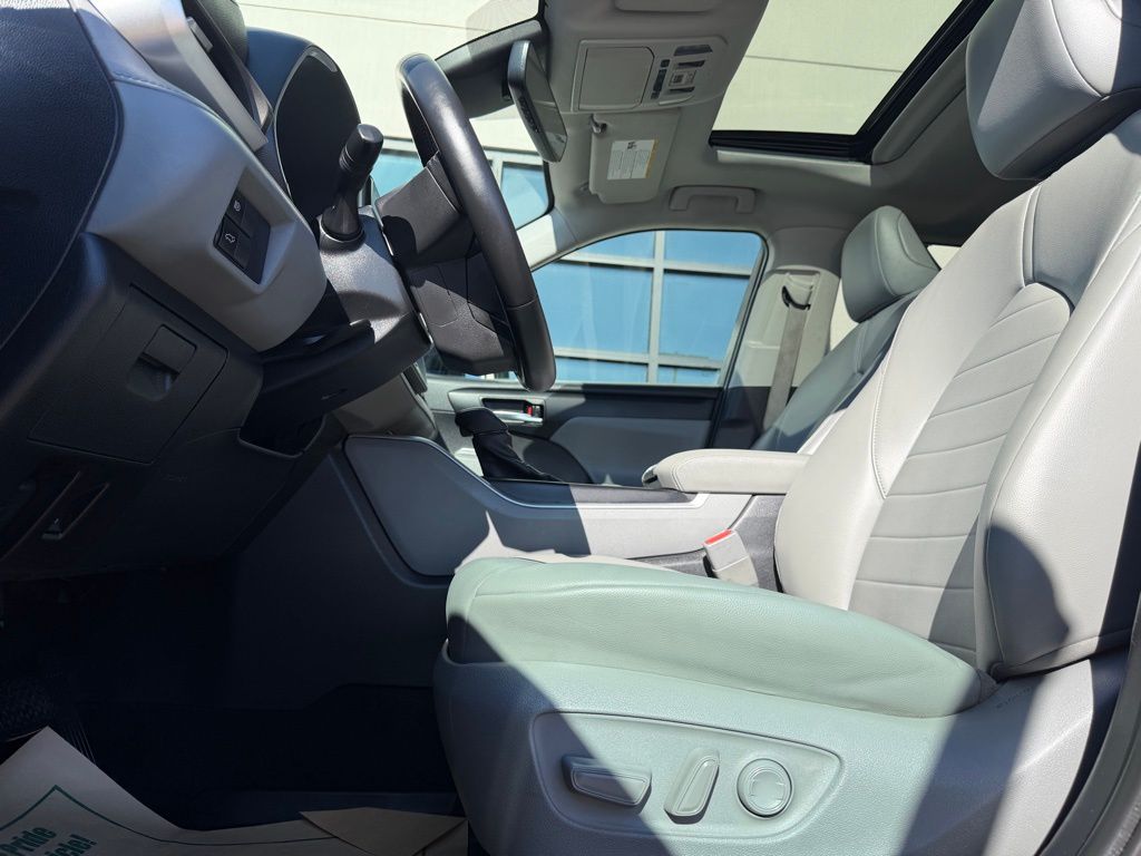 2022 Toyota Highlander XLE - Photo 11
