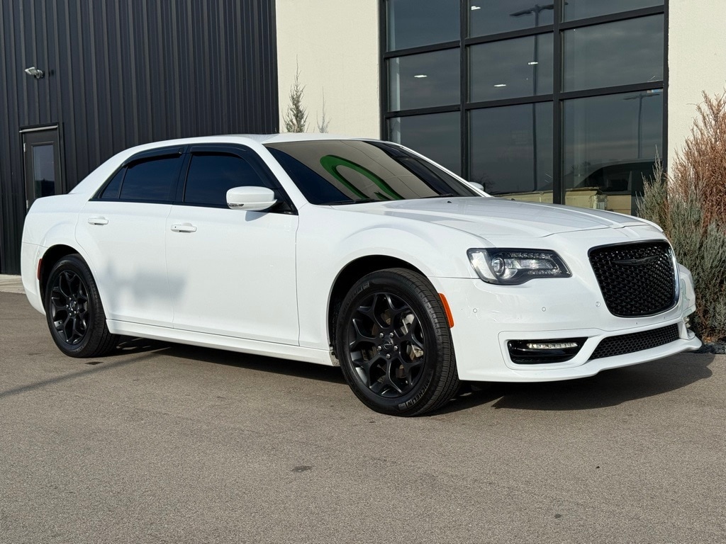 2023 Chrysler 300 Touring L photo 4