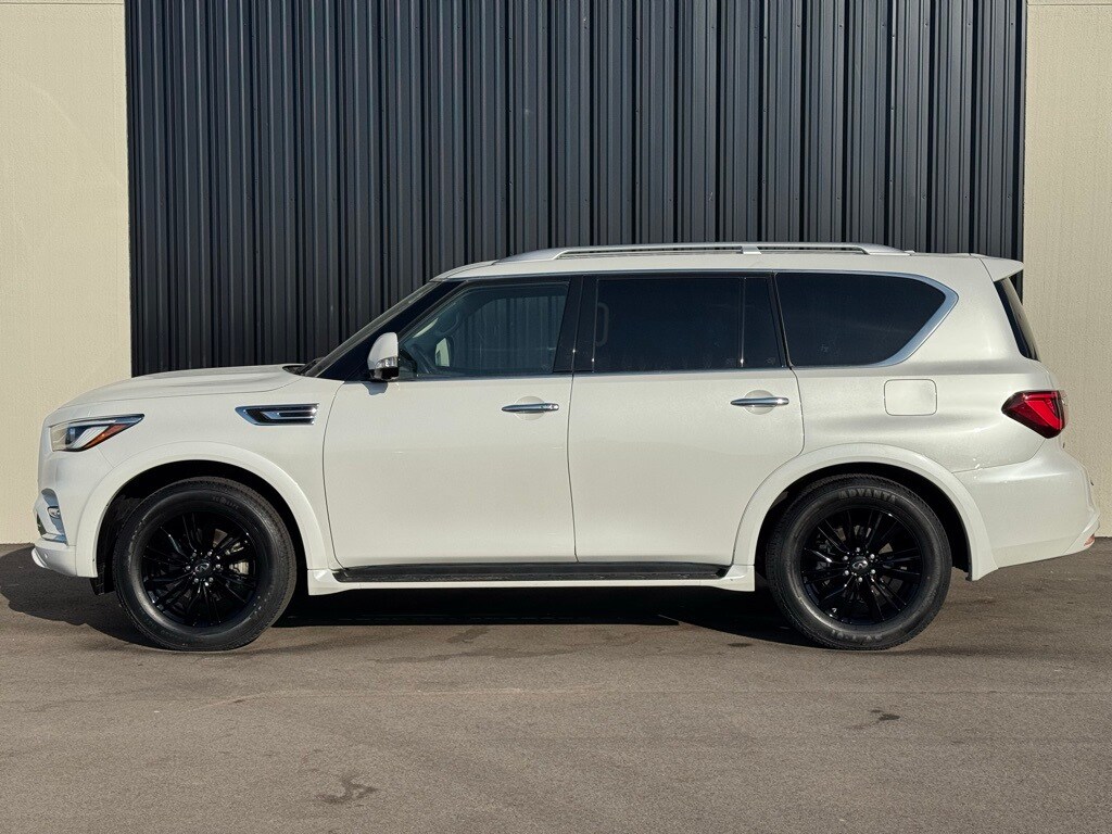 2023 Infiniti QX80 Luxe photo 2