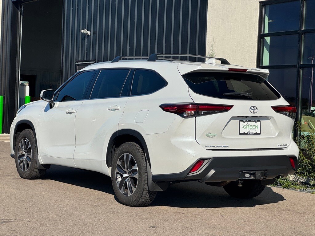 2022 Toyota Highlander XLE photo 3