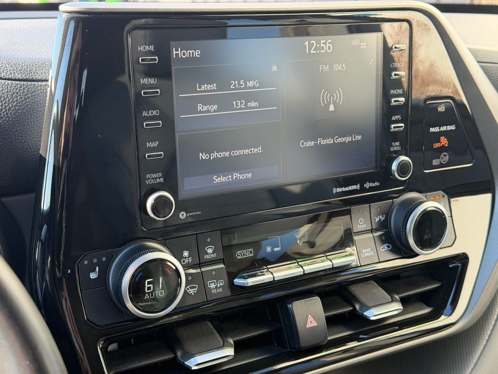2022 Toyota Highlander XLE - Photo 14
