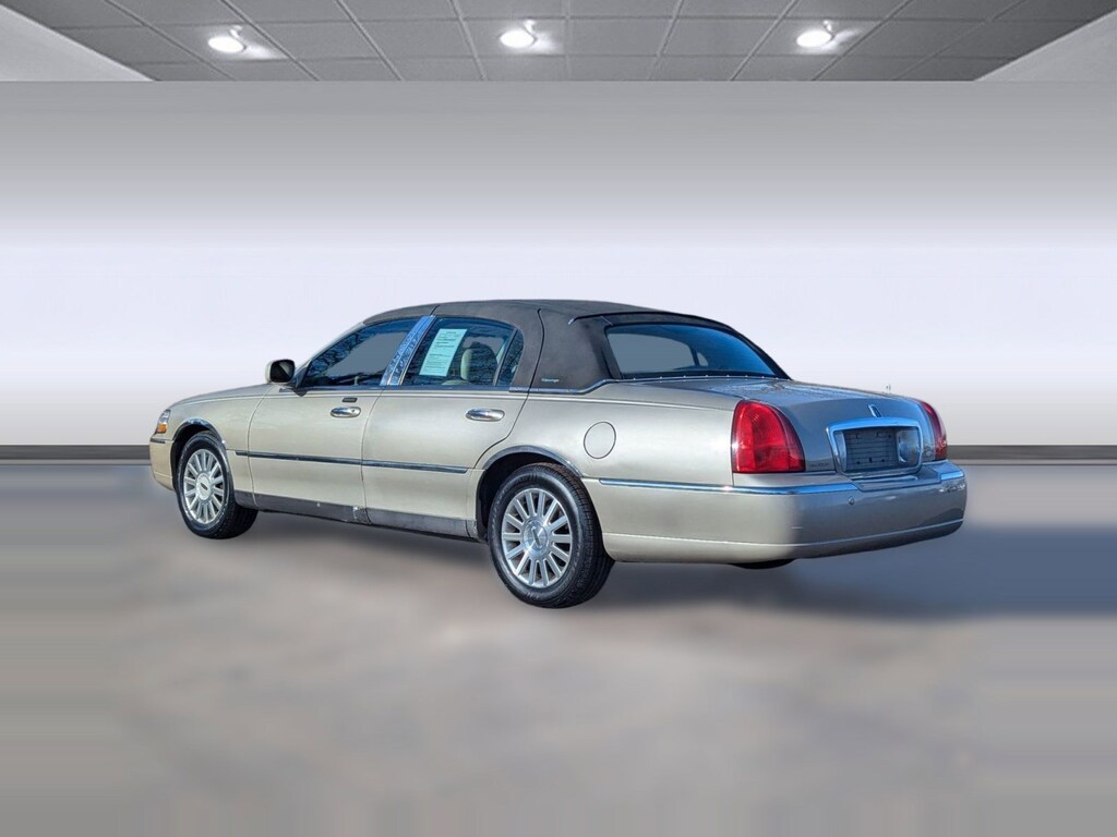 Used 2004 Lincoln Town Car Sedan